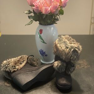 Black/Brown boots with faux fur.